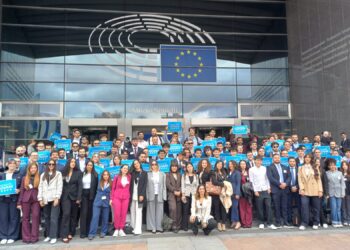 Gli attivisti del Network giovani davanti al Parlamento europeo