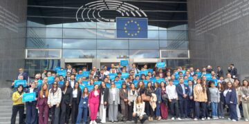 Gli attivisti del Network giovani davanti al Parlamento europeo