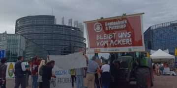 Manifestazione di agricoltori, allevatori, ambientalisti e cittadini, che nella mattinata di ieri, si sono riuniti di fronte all’emiciclo di Strasburgo per chiedere il respingimento il provvedimento sulle NGT. [Foto: Eunews]