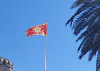 Bandiera del Montenegro. Crediti: Anna Kharkivska via Unsplash