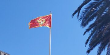Bandiera del Montenegro. Crediti: Anna Kharkivska via Unsplash