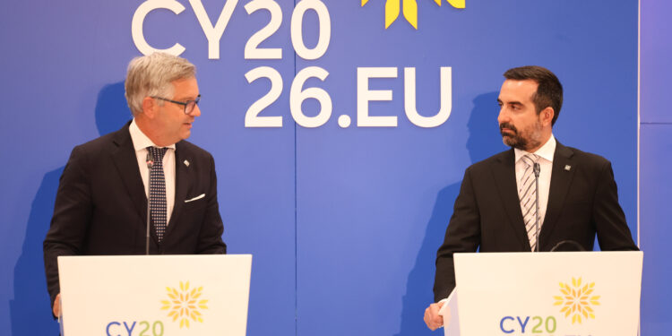 Conferenza stampa sul patto migrazione e asilo con il commissario per gli Affari interni e l’immigrazione, Magnus Brunner e il viceministro per la Migrazione e la Protezione Internazionale di Cipro, Nicholas Ioannides. Crediti: Commissione europea via EBS