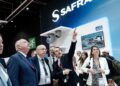 Il commissario per la Difesa, Andrius Kubilius, in visita allo stand Safran a Le Bourget [foto: Ludovic Le Couster/
European Union , 2025]