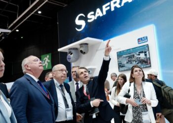Il commissario per la Difesa, Andrius Kubilius, in visita allo stand Safran a Le Bourget [foto: Ludovic Le Couster/
European Union , 2025]