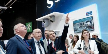 Il commissario per la Difesa, Andrius Kubilius, in visita allo stand Safran a Le Bourget [foto: Ludovic Le Couster/
European Union , 2025]