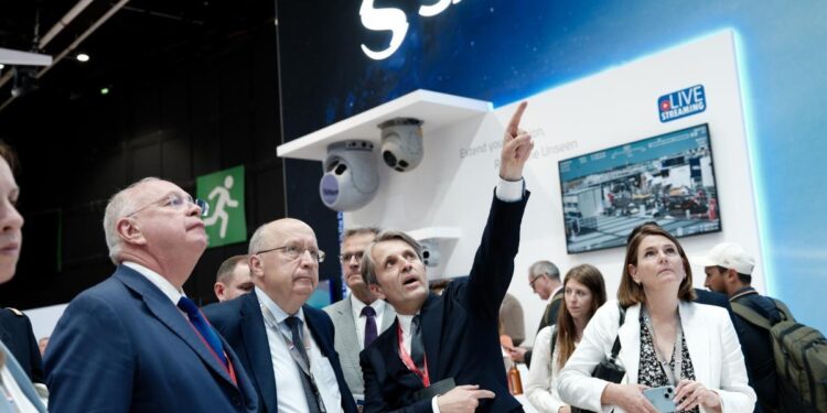Il commissario per la Difesa, Andrius Kubilius, in visita allo stand Safran a Le Bourget [foto: Ludovic Le Couster/
European Union , 2025]