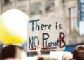 Foto da una manifestazione per il clima in Germania nel 2019. Photo de Markus Spiskesur Unsplash