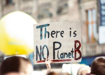 Foto da una manifestazione per il clima in Germania nel 2019. Photo de Markus Spiskesur Unsplash