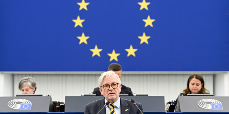 L'eurodeputato (Ppe), Michael Gahler, presenta la relazione sull'Ucraina alla sessione plenaria di Strasburgo. Crediti: Parlamento europeo