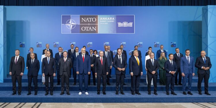 Foto di famiglia al Vertice NATO ad Ankara, 8 luglio 2026. Source: NATO