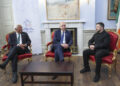 Da sinistra a destra il presidente cipriota del Consiglio UE Antònio Costa, il primo ministro irlandese Micheál Martin e il presidente ucraino Volodymyr Zelenskyy. Crediti: Consiglio UE