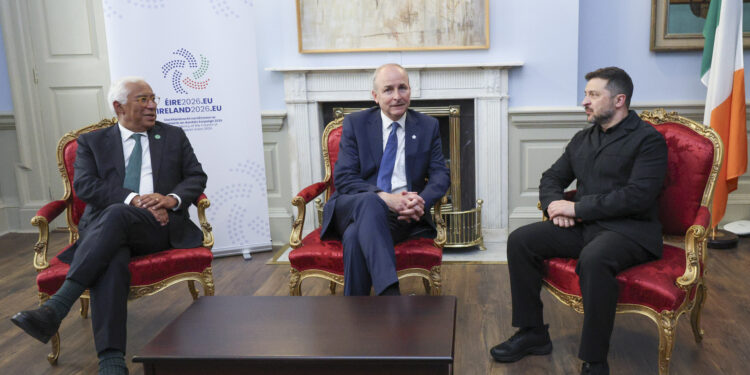 Da sinistra a destra il presidente cipriota del Consiglio UE Antònio Costa, il primo ministro irlandese Micheál Martin e il presidente ucraino Volodymyr Zelenskyy. Crediti: Consiglio UE