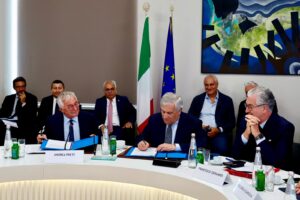 Il momento della firma da parte del ministro degli Affari esteri, Antonio Tajani, e il presidente di Unioncamere, Andrea Prete. Source: Unioncamere
