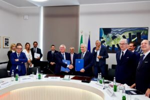 La stretta di mano tra il ministro degli Affari esteri, Antonio Tajani, e il presidente di Unioncamere, Andrea Prete. Source: Unioncamere