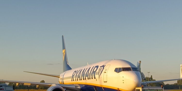 Velivolo Ryanair in un momento di preparazione per il volo [Charleroi, 29 giugno 2022. Foto: Emanuele Bonini]