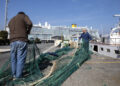 Pescatori nel porto di Savona. [Crediti: Marco Cremonesi via Imagoeconomica]