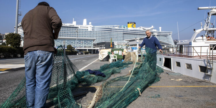 Pescatori nel porto di Savona. [Crediti: Marco Cremonesi via Imagoeconomica]