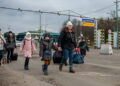 Rifugiati ucraini attraversano il confine con la Polonia [foto: Bartosz Siedlik/imagoeconomica]