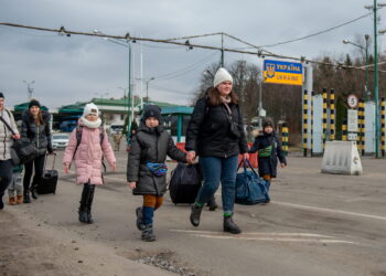 Rifugiati ucraini attraversano il confine con la Polonia [foto: Bartosz Siedlik/imagoeconomica]