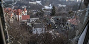 Una zona della periferia di Kiev dopo un attacco russo nel 2022. (Imagoeconomica)