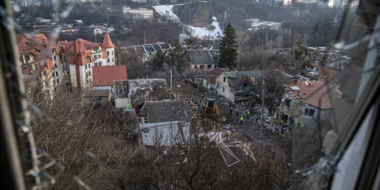 Una zona della periferia di Kiev dopo un attacco russo nel 2022. (Imagoeconomica)