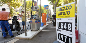 Stazione di servizio, caro carburante, prezzi benzina [foto: Saverio De Giglio/imagoeconomica]