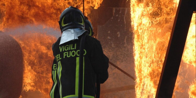 Incendio a Bari. Crediti: Vigili del fuoco via Imagoeconomica