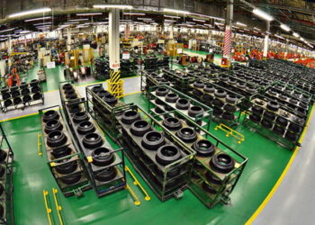 Produzione di pneumatici nell'azienda Pirelli. Crediti: Pirelli.com via Imagoeconomica