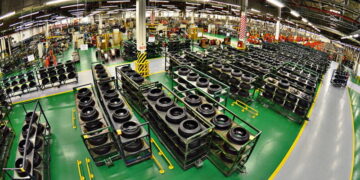 Produzione di pneumatici nell'azienda Pirelli. Crediti: Pirelli.com via Imagoeconomica