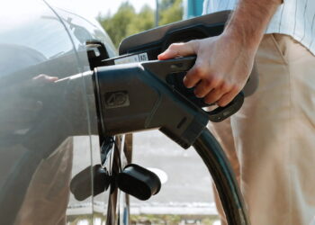 Colonnina elettrica per ricarica di auto a batteria [foto: imagoeconomica]