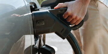 Colonnina elettrica per ricarica di auto a batteria [foto: imagoeconomica]