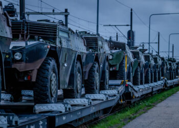 Mobilità militare, veicoli blindati trasportati via treno [Foto: Marzia Cosenza/imagoeconomica]