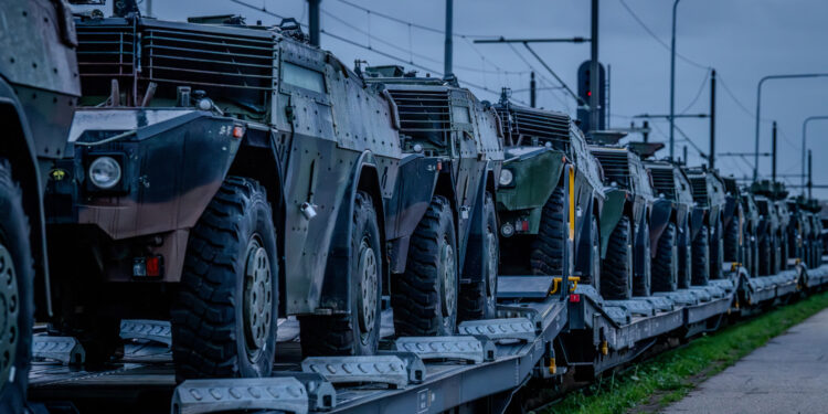 Mobilità militare, veicoli blindati trasportati via treno [Foto: Marzia Cosenza/imagoeconomica]