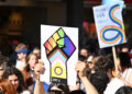 PIAZZA UMBERTO PRIDE 2026 CORTEO CARTELLO SIMBOLO AMNESTY INTERNATIONAL
Fonte: Imagoeconomica