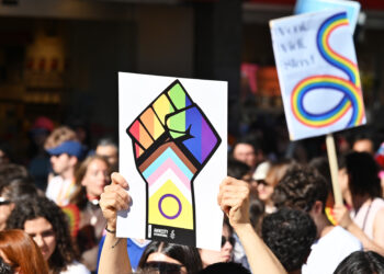 PIAZZA UMBERTO  PRIDE  2026  CORTEO   CARTELLO  SIMBOLO   AMNESTY  INTERNATIONAL
Fonte: Imagoeconomica