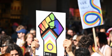 PIAZZA UMBERTO  PRIDE  2026  CORTEO   CARTELLO  SIMBOLO   AMNESTY  INTERNATIONAL
Fonte: Imagoeconomica