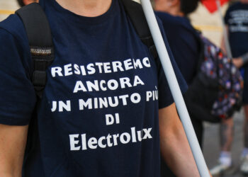 Lavoratori di Electrolux manifestano a Roma davanti al Ministero delle Imprese e del Made in Italy. Crediti: Alessandro Amoruso via Imagoeconomica