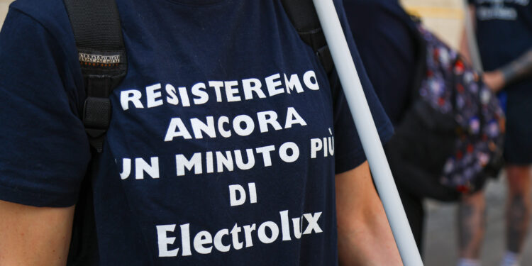 Lavoratori di Electrolux manifestano a Roma davanti al Ministero delle Imprese e del Made in Italy. Crediti: Alessandro Amoruso via Imagoeconomica