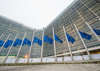 Bandiere dell'Unione europea sventolano a palazzo Berlaymont. Crediti: Commissione europea