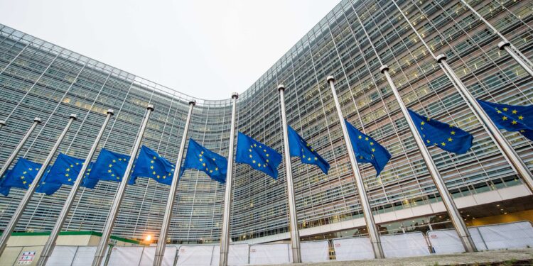 Bandiere dell'Unione europea sventolano a palazzo Berlaymont. Crediti: Commissione europea
