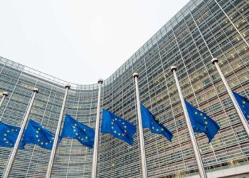 Bandiere dell'Unione europea sventolano a palazzo Berlaymont. Crediti: Commissione europea