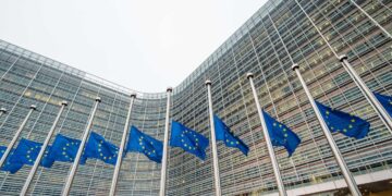 Bandiere dell'Unione europea sventolano a palazzo Berlaymont. Crediti: Commissione europea