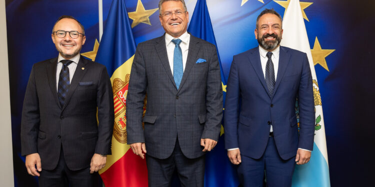 Il commissario europeo per il Commercio, Maroš Šefčovič, il capo di governo del Principato di Andorra, Xavier Espot Zamora e il ministro degli Esteri di San Marino Luca Beccari durante una conferenza stampa alla Commissione europea ulla finalizzazione degli accordi di associazione con Andorra e San Marino, 7 maggio 2024. Crediti: Commissione europea