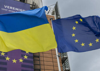 Bandiera dell'Ucraina e dell'Unione europea a Palazzo Berlaymont. Crediti: Commissione europea
