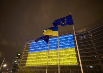 Palazzo Berlaymont di notte con bandiera ucraina. Crediti: Claudio Centonze via Commissione europea