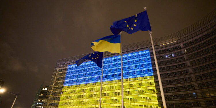 Palazzo Berlaymont di notte con bandiera ucraina. Crediti: Claudio Centonze via Commissione europea