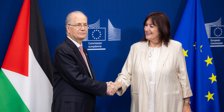 Da sinistra a destra il primo ministro dell'Autorità Nazionale Palestinese, Mohammad Mustafa, e la Commissaria europea per il Mediterraneo,Dubravka Šuica. Crediti: Commissione europea