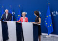 Da sinistra a destra il direttore del dipartimento di medicina e psichiatria del Centro medico universitario di Ulm (Germania), Jörg Fegert, la presidente della Commissione europea, Ursula von der Leyen, e direttrice dell'Istituto nazionale francese di sanità e ricerca medica,Maria Melchior, rilasciano una dichiarazione sul rapporto sulla sicurezza dei bambini online. Crediti: Commissione Europa