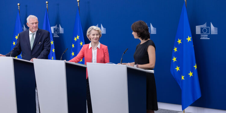 Da sinistra a destra il direttore del dipartimento di medicina e psichiatria del Centro medico universitario di Ulm (Germania), Jörg Fegert, la presidente della Commissione europea, Ursula von der Leyen, e direttrice dell'Istituto nazionale francese di sanità e ricerca medica,Maria Melchior, rilasciano una dichiarazione sul rapporto sulla sicurezza dei bambini online. Crediti: Commissione Europa