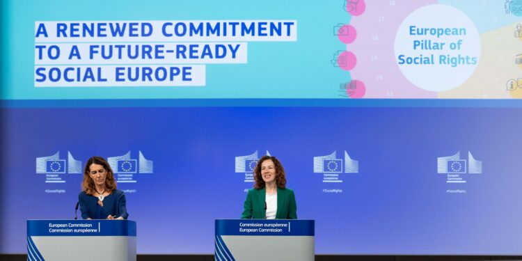 Da sinistra a destra la portavoce della Commissione europea, Paula Pinho, e la vicepresidente esecutiva della Commissione europea a Diritti sociali e competenze, posti di lavoro di qualità e preparazione, Roxana Mînzatu, durante la presentazione della comunicazione sul Pilastro sociale europeo. Crediti: Commissione europea
